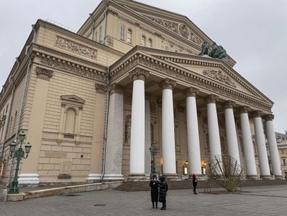 Entrada principal del teatro Bolshói de Moscú.