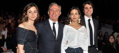 De izquierda a derecha, Gabriela Patatchi, su padre Alberto Patatchi Gallardo (expropietario de Pronovias), y los otros dos hijos, Marta y Alberto. Getty