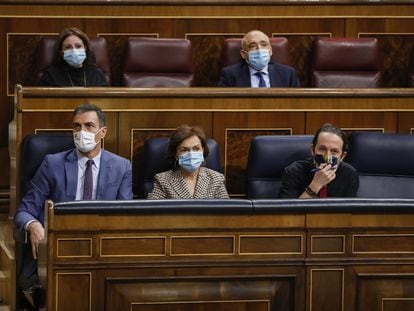 Pedro Sánchez, Carmen Calvo y Pablo Iglesias durante la sesión de control al Gobierno en el Congreso de los Diputados, este miércoles.