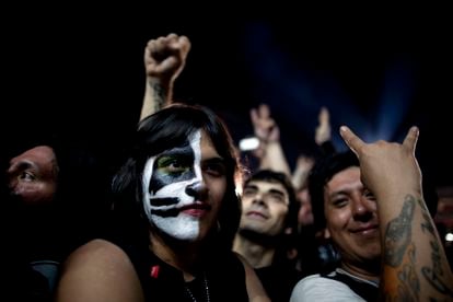 Fanáticos de la banda de rock Kiss esperan el inicio de un concierto de Kiss en Buenos Aires.