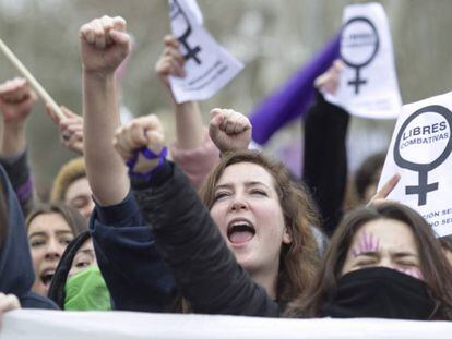 Un grupo de mujeres durante la huelga feminista del 8 de marzo.