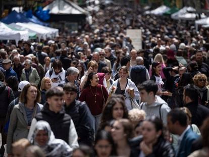 Cientos de personas llenan La Rambla en el día de Sant Jordi en Barcelona.