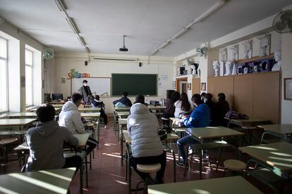 Alumnos en el instituto San Isidoro en Sevilla, en clase el pasado jueves. 