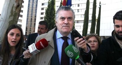 El ex tesorero del Partido Popular, Luis Barcenas, sale de los juzgados el 28 de abril. 