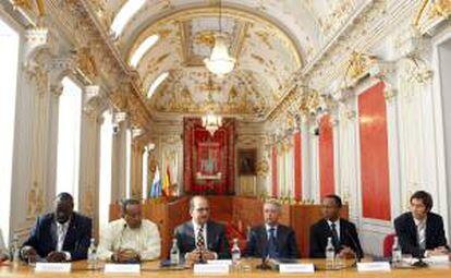 Los alcaldes de Las Palmas de Gran Canaria, Juan José Cardona (3i); Casablanca (Marruecos), Mohammed Sajid (2d); Praia (Cabo Verde), Ulises Correia (d); y de Nuakchot (Mauritania), Ahmed Hamza (2i), y el vicealcalde de Dakar (Senegal), Cheikh Gueye (i), durante la firma del convenio de constitución de la Red de Ciudades de África Occidental.