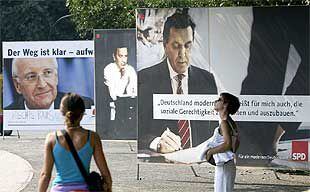 Dos mujeres, ayer en Berlín, ante carteles electorales de Schröder y Stoiber.