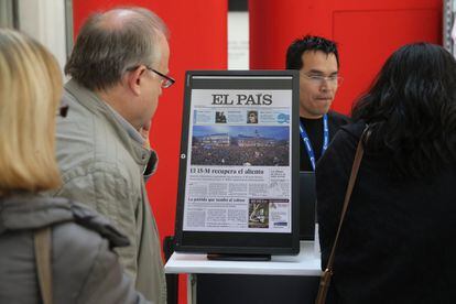Página web del periódico en un ordenador en la exposicion 40 aniversario de El País en el Palacio Municipal de Cibeles.