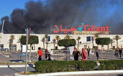Un supermercado incendiado después de haber sido asaltado y saqueado en Bizerte, Túnez.