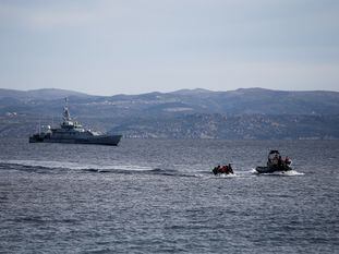 Una barca de goma con migrantes a bordo intenta alcanzar la costa europea en Lesbos (Grecia), el 28 de febrero de 2020. REUTERS/Costas Baltas