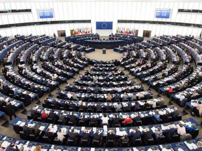 Miembros del Parlamento Europeo votan durante una sesi&oacute;n en Estrasburgo (Francia).