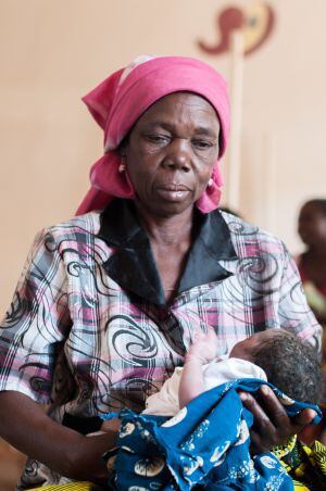 La hija de Christelle, de sólo unas horas de vida, descansa en los brazos de su abuela en la sala de maternidad de Boguila.
