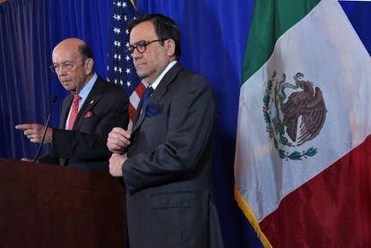 Los titulares de Comercio y Economía de EE UU y México, Wilbur Ross e Ildefonso Guajardo, anunciando el acuerdo el martes.