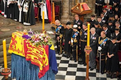 La familia real británica ante el ataúd de la reina Isabel.