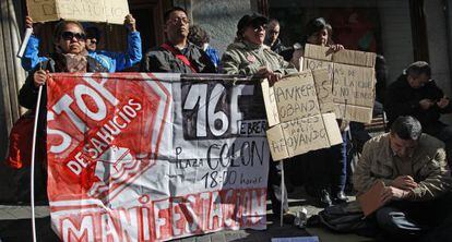 Activistas ante la sede de la obra social de Bankia en la plaza del Celenque de Madrid