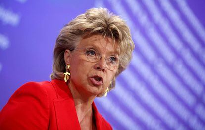 La comisaria europea de Justicia, Viviane Reding, durante la rueda de prensa en Bruselas.