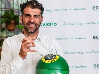 Óscar Pereiro, embajador de Ecovidrio en la Vuelta a España, posa con un miniglú solidario especial para la ronda ciclista.