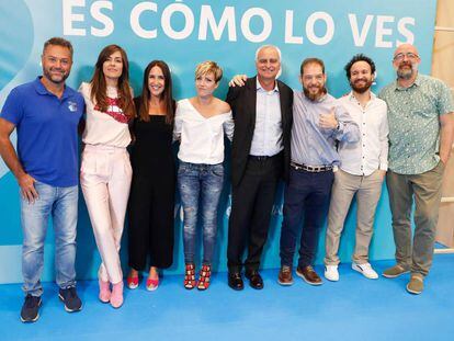 De izquierda a derecha, Karlos Simón, Maika Maikovski, Virginia Díaz, Sara Escudero, Samuel Martín Mateos, Miquel Silvestre, Juan Antonio Simarro y Goyo Jiménez, en la presentación de La 2 en el Festival de Vitoria.