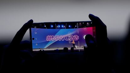Un visitante graba una intervención en la jornada inaugural de Mobile World Congress de Barcelona (MWC).