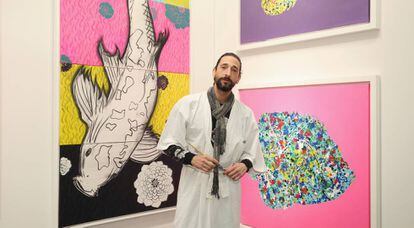 Adrien Brody posa en su exposici&oacute;n de arte. 