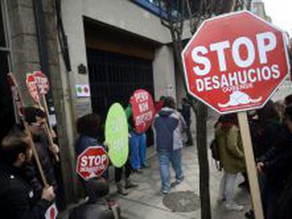La plataforma Stop Desahucios de Ourense, durante un escrache. EFE/Archivo