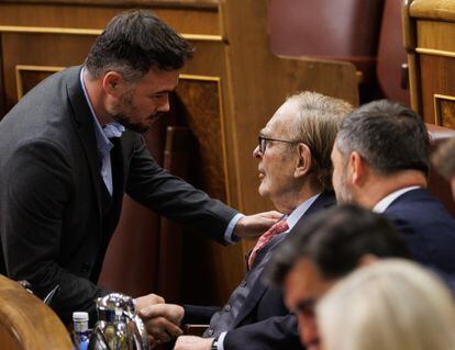 El portavoz de ERC en el Congreso, Gabriel Rufián (izquierda), saluda al candidato de la moción de censura,  Ramón Tamames.