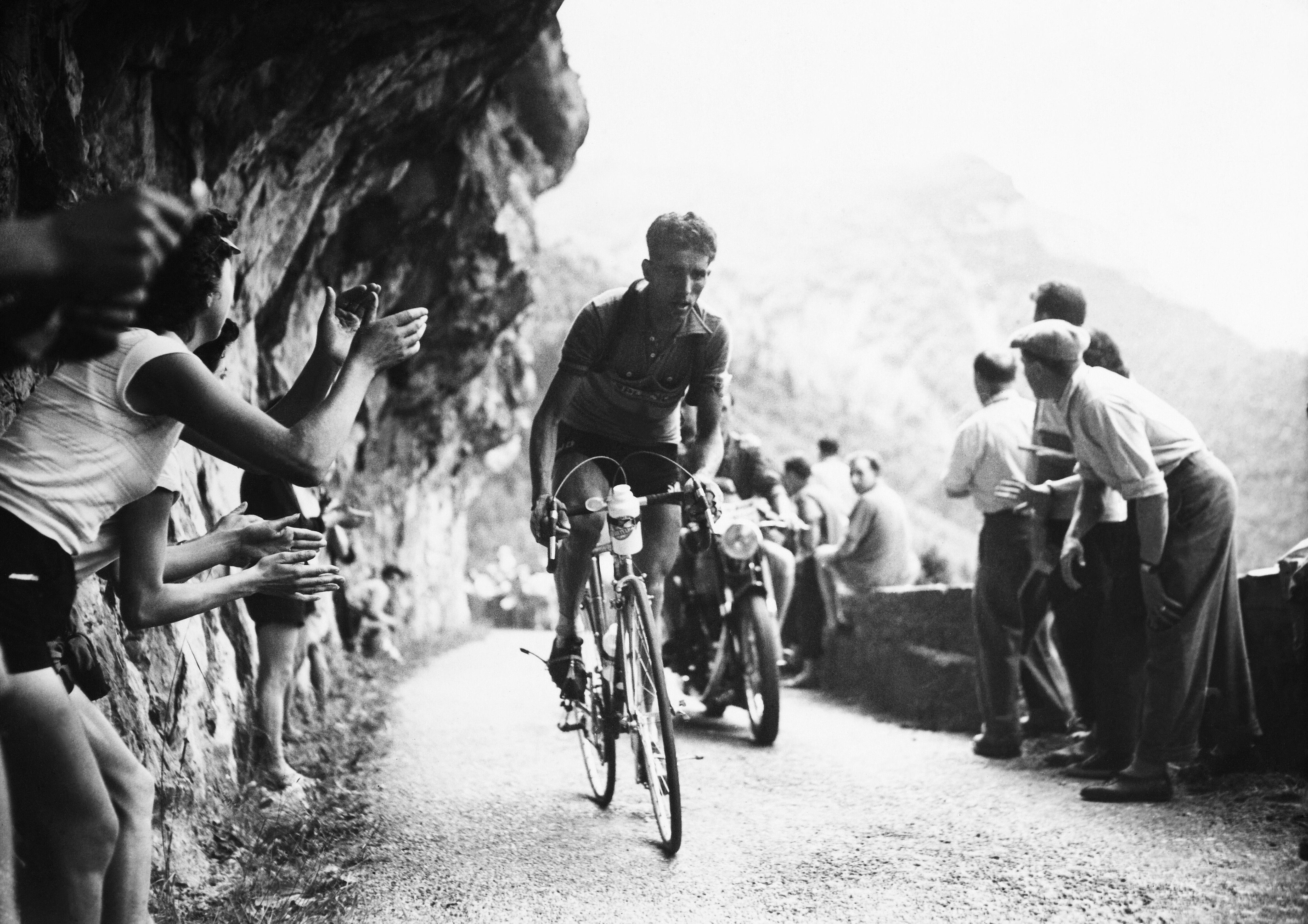 Bahamontes en una etapa de montaña en el Tour de Francia en 1954. Ese año, el ciclista se convirtió en el primer ciclista español en llegar a París con el maillot amarillo.