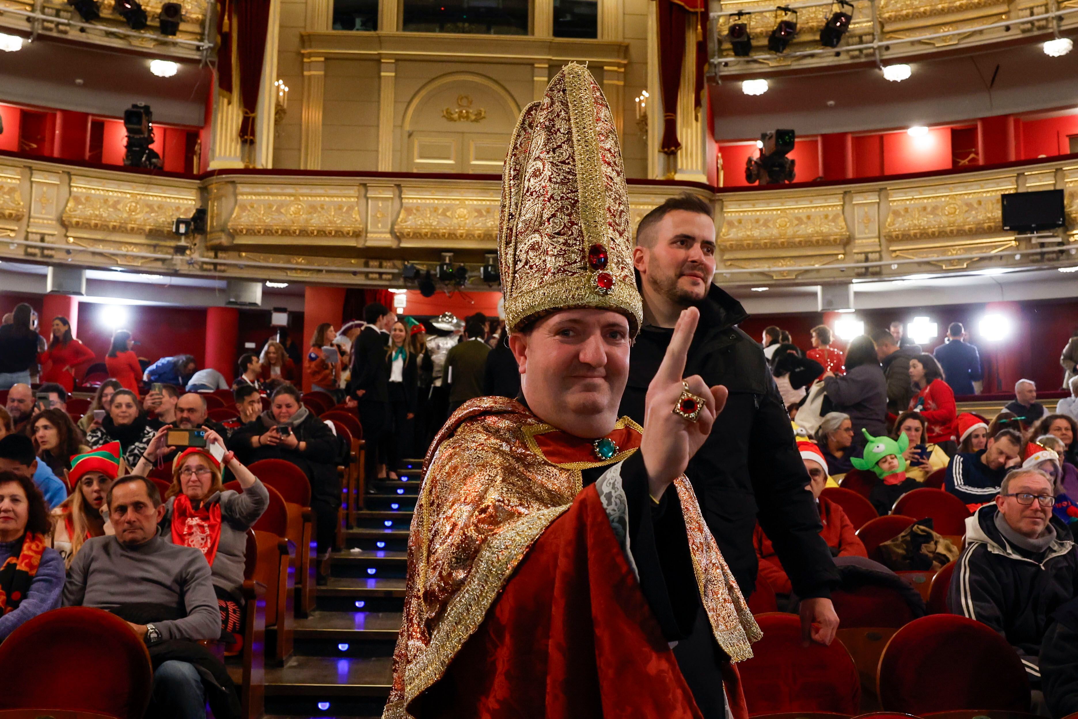Un hombre disfrazado asiste en el Teatro Real de Madrid al sorteo de Navidad, este viernes.