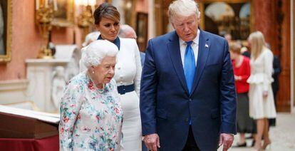 La Reina Isabel II (izquierda) junto a Melania Trump y Donald Trump.