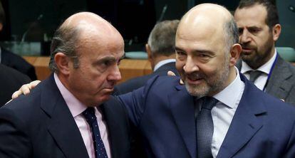 El ministro de Econom&iacute;a, Luis de Guindos y el comisario de Asuntos Econ&oacute;micos, Pierre Moscovici, el pasado enero