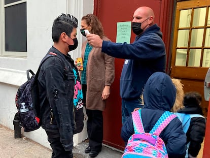 Vuelta a clase, este lunes, en un colegio de Nueva York.