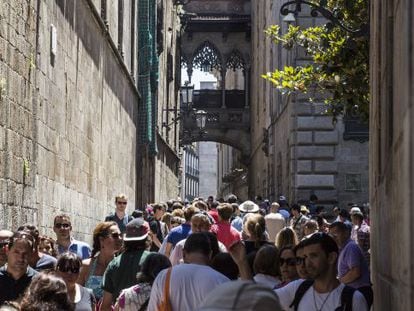 Riada de turistes al carrer del Bisbe.