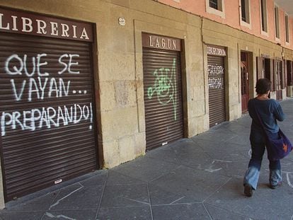 Pintadas amenazantes en la fachada de la librería Lagun, en San Sebastián, en 2001.