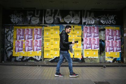 Carteles electorales en una fachada de un establecimiento cerrado de Barcelona.