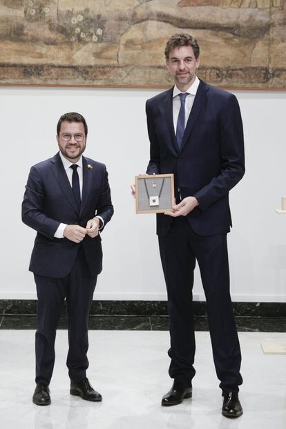 El exjugador de baloncesto ha recibido este miércoles la Creu de Sant Jordi de manos del presidente de la Generalitat, Pere Aragonès, y ha asegurado: “No entendería el éxito si no soy capaz de transformarlo en servir, en ayudar a los demás, sobre todo a los más desfavorecidos”. En su discurso en el Palau de la Generalitat, Gasol ha subrayado que es un “honor” recibir un galardón con la historia y relevancia de la Creu de Sant Jordi y ha agradecido a su familia el haberle inculcado unos valores y haberle otorgado oportunidades para construir su camino.