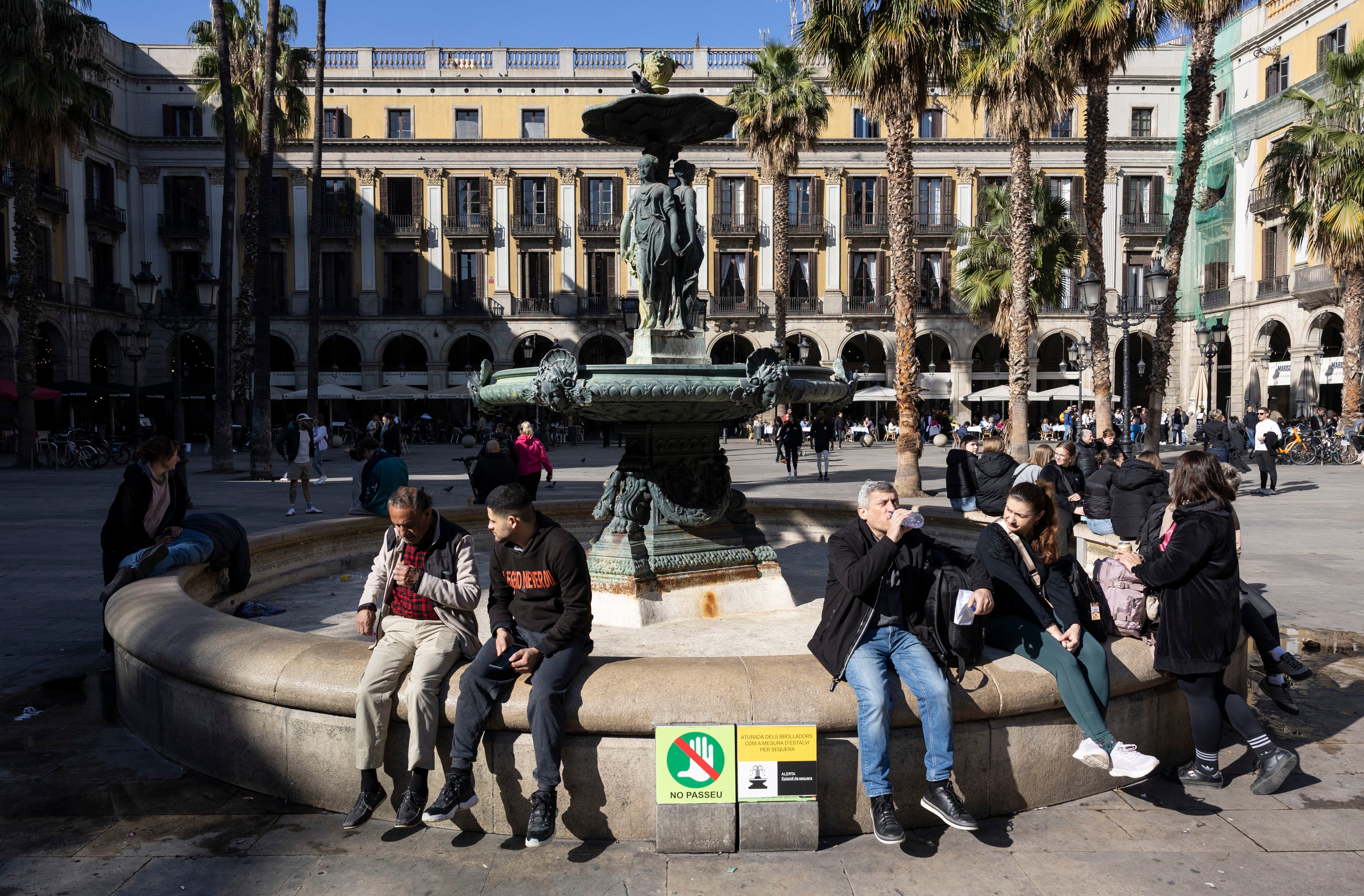 Las fachadas de la plaza Reial de Barcelona se rehabilitarán y brillarán, literalmente