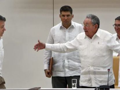 Los presidentes de Colombia y Cuba, Juan Manuel Santos y Raúl Castro, y el líder de las FARC Rodrigo Londoño, en La Habana. 