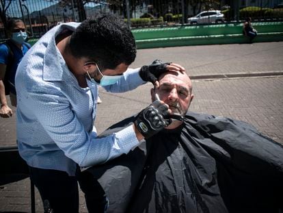 David Montenegro, exiliado político nicaragüense, hace el examen final de un curso de barbero que ha tomado para conseguir trabajo después de cuatro años de empleos precarios, el 12 de febrero en San José.