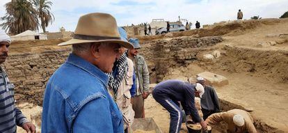 Hawass, con sombrero, y su equipo excavando en Saqqara.