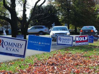 Carteles electorales a la entrada de un colegio electoral en Virginia.