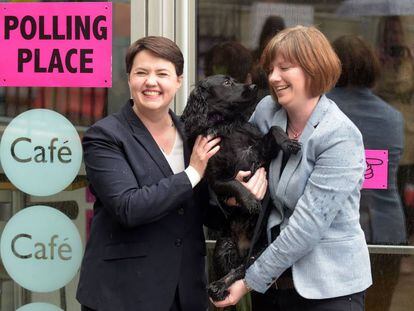 Ruth Davidson (izquierda), junto a su prometida, Jen Wilson, y el perro de la pareja, Mister Wilson, después de votar el jueves en Edimburgo.