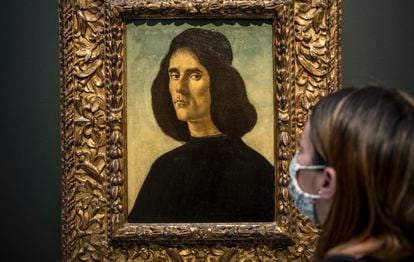 Una persona observa el 'Retrato de Michele Marullo Tarcaniota", de Sandro Botticelli, que ha sido presentado este martes en el Museo de Bellas Artes de Valencia.