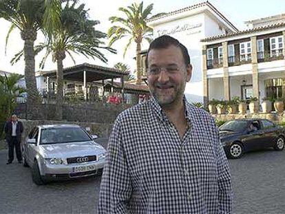 Mariano Rajoy, frente al hotel de Gran Canaria donde se aloja.