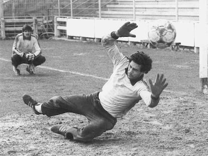 Zubizarreta, en un entrenamiento con el Alavés a finales de los setenta junto a Garmendia.