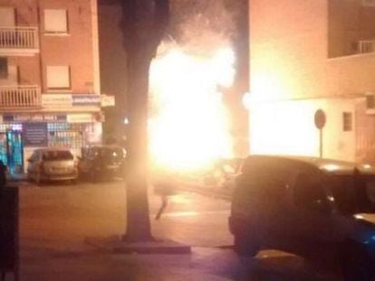 Montones de basura incendiados en Parla el pasado viernes.