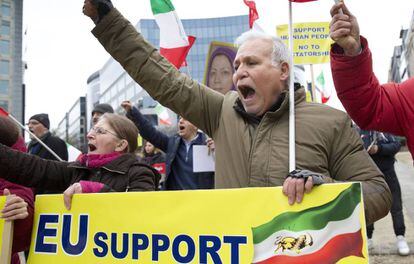 Un grupo de detractores del Gobierno iraní protesta en Bruselas contra la cooperación entre Europa e Irán el pasado miércoles.