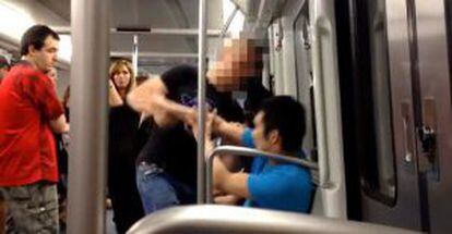 Imagen de la agresión racista a un joven en el Metro de Barcelona.