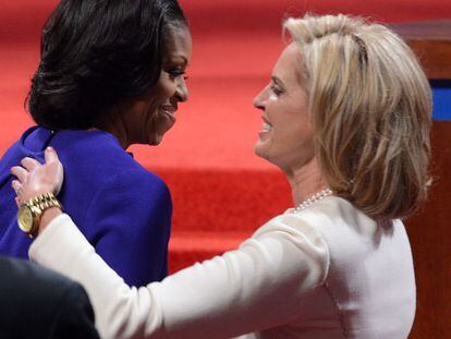 Michelle Obama y Ann Romney se saludan en Denver (Colorado) antes del primer debate que enfrentó a sus maridos, Barack y Mitt, candidatos a la presidencia de EE UU, el pasado 4 de octubre.