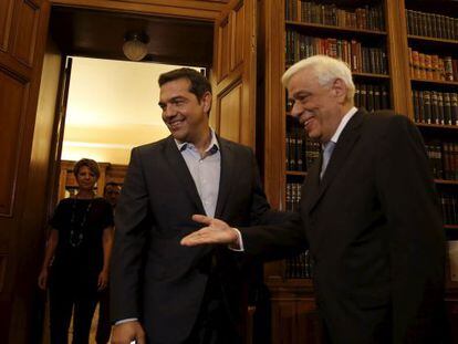 Alexis Tspiras (izquierda), recibido ayer por el presidente griego, Prokopis Pavlopoulios, a quien le present&oacute; su dimisi&oacute;n. 