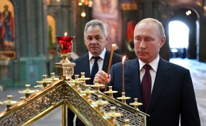 El presidente ruso Vladimir Putin visita la Catedral de las Fuerzas Armadas en Moscú el 22 de junio de 2020.