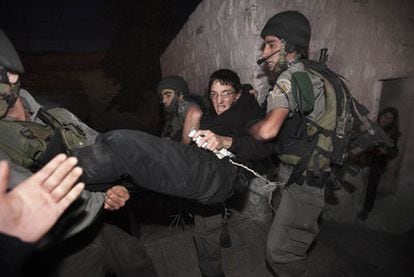 La policía israelí detiene a un colono en la Tumba de José, que había ocupado ilegalmente, el pasado mes de mayo en Nablus.